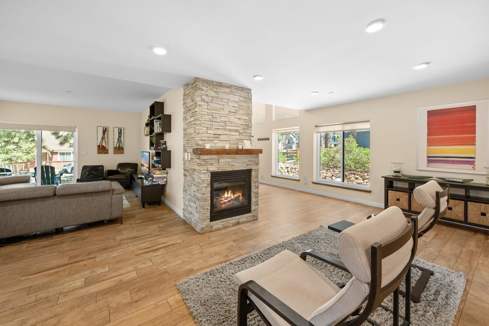 TV and multimedia, Living room, Seating area, fireplace