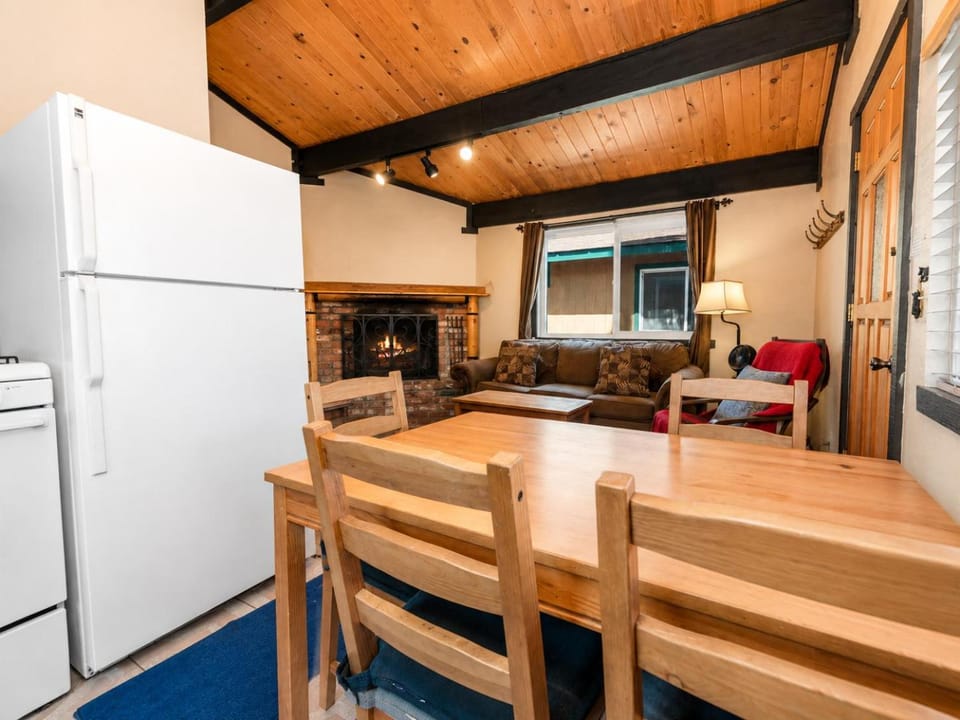 Sugar Shack - Cozy cabin with a full kitchen with granite countertops with movies, and board games! Cabin in Southern California