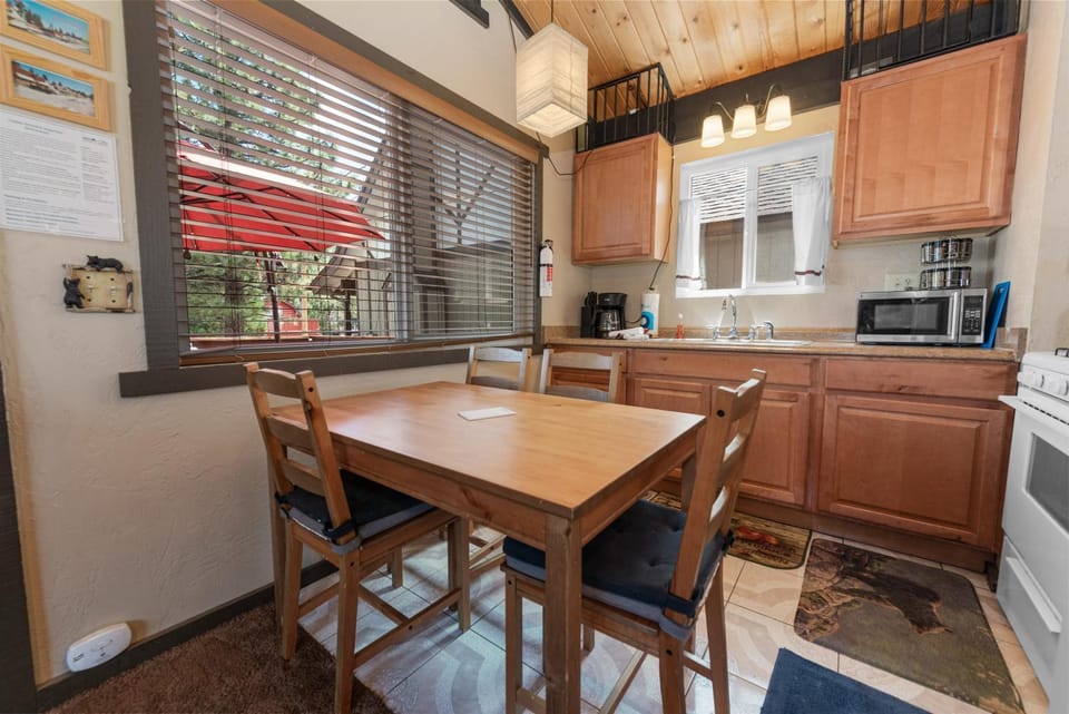 Kitchen or kitchenette, Dining area, minibar, pet friendly, stove