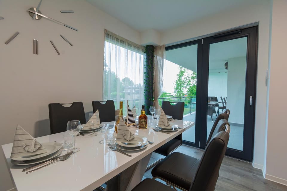 Living room, Food and drinks, Dining area, Food, Meals, Drinks