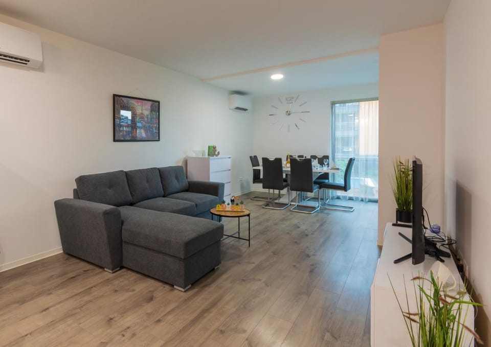 Communal lounge/ TV room, TV and multimedia, Living room, Seating area, Evening entertainment