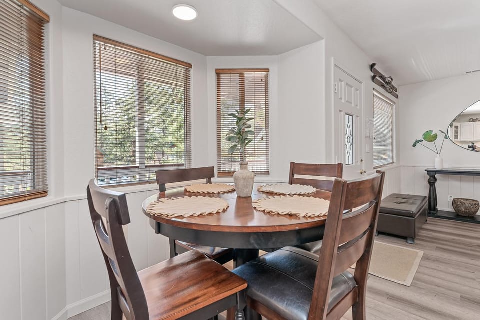 Seating area, Dining area
