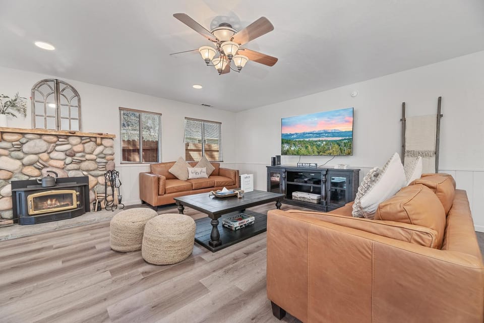 TV and multimedia, Living room, Seating area, fireplace, flat iron