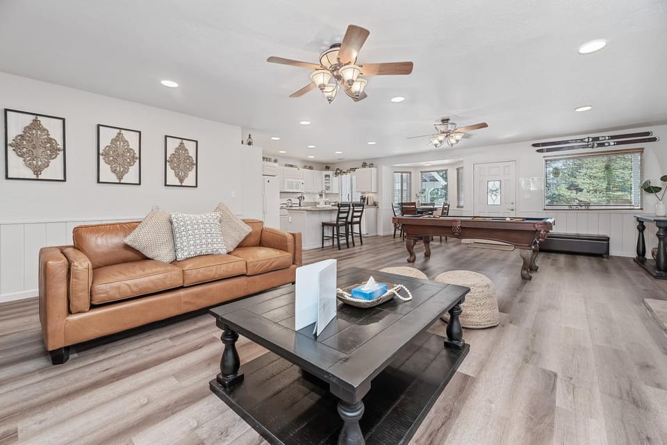 Kitchen or kitchenette, Living room, Seating area, Dining area, fireplace