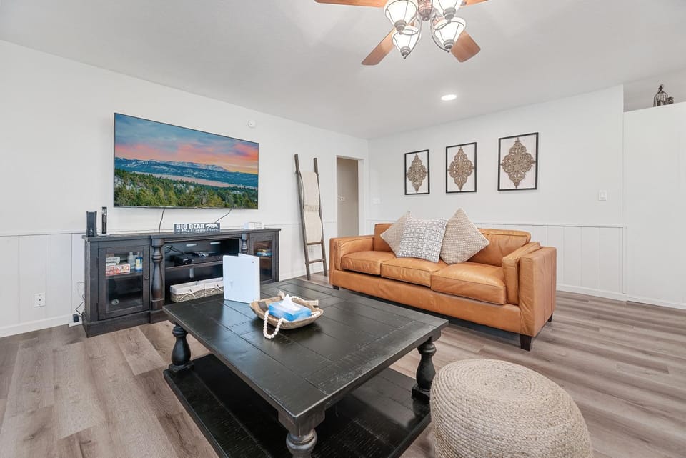 TV and multimedia, Living room, Seating area, fireplace