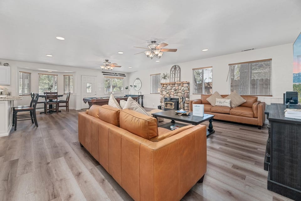 TV and multimedia, Living room, Seating area, Dining area, fireplace