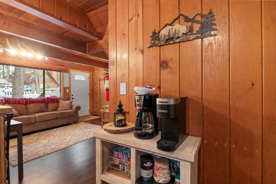 Shady Pine Cottage - This adorable cabin is the perfect getaway for your next stop in the mountains! Cabin in Southern California
