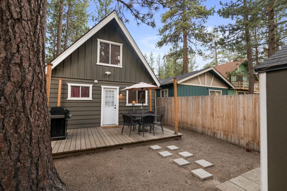 Shady Pine Cottage - This adorable cabin is the perfect getaway for your next stop in the mountains! Cabin in Southern California