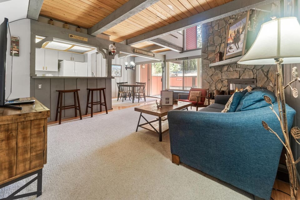 TV and multimedia, Kitchen or kitchenette, Living room, Seating area, Dining area