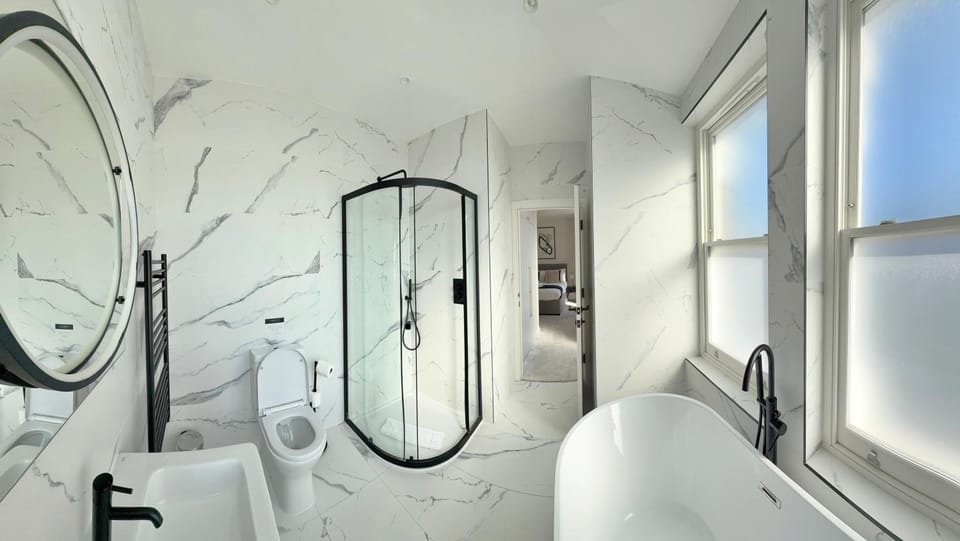 Shower, Bed, Bathroom, Photo of the whole room, Bedroom, Bath