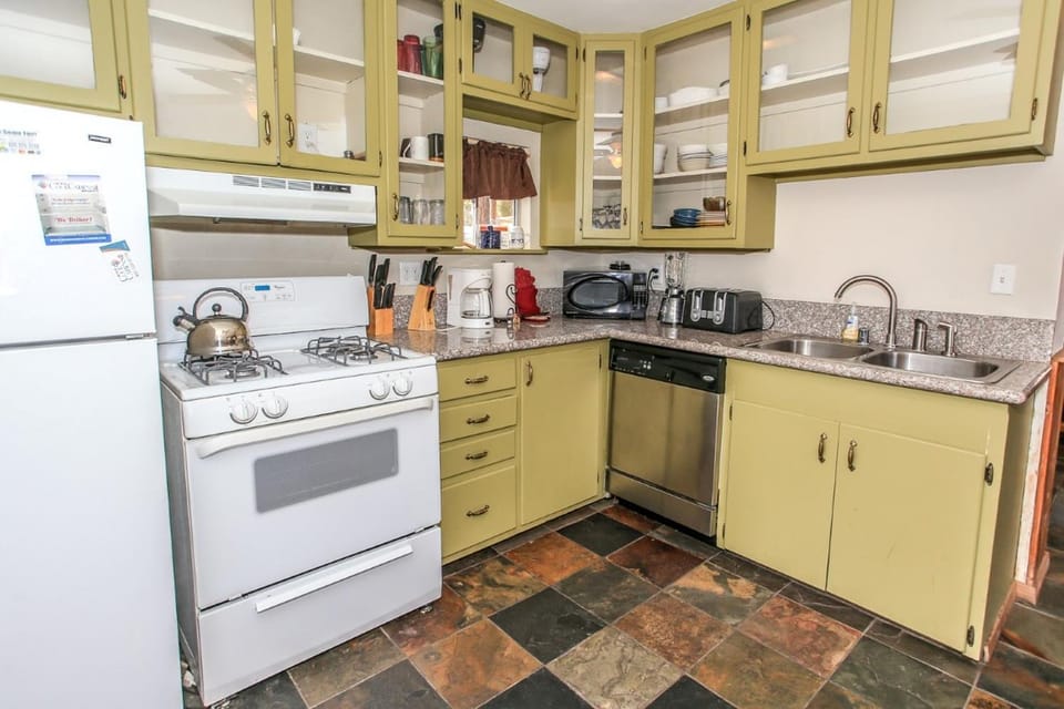 Coffee/tea facilities, Kitchen or kitchenette, dishwasher, minibar, pet friendly, stove, toaster