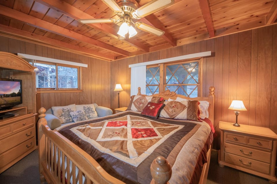 Bed, TV and multimedia, Bedroom, fireplace