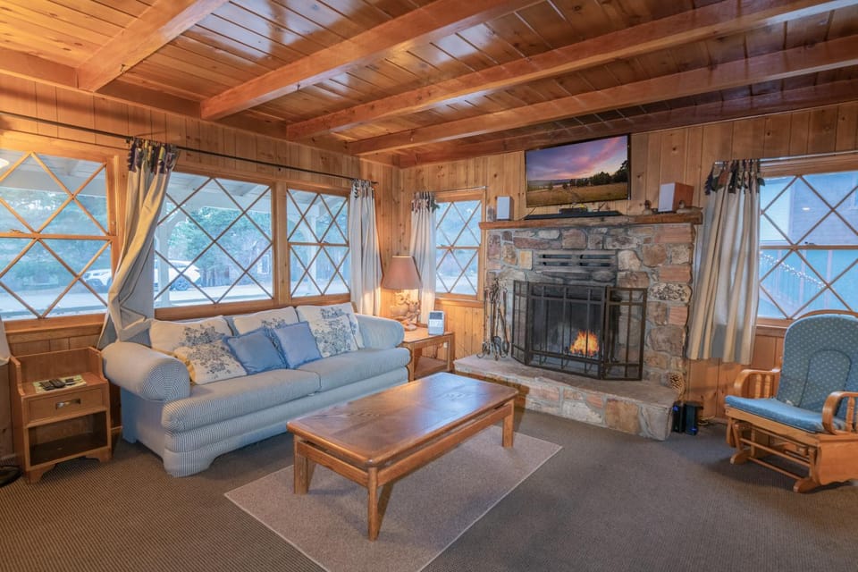 TV and multimedia, Living room, Seating area, flat iron