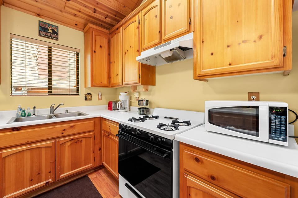 microwave, stove, kitchen