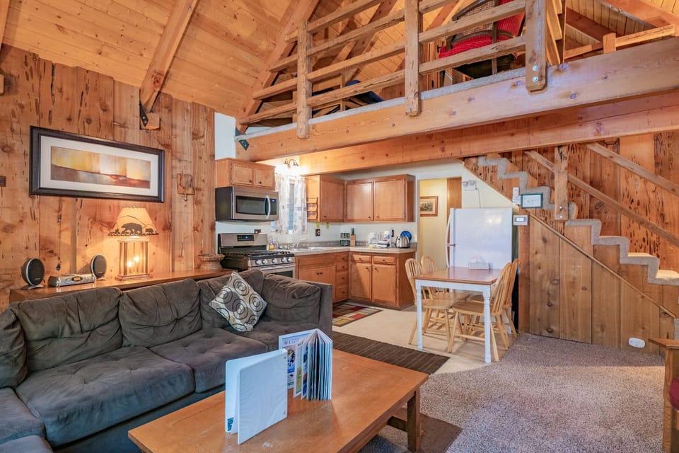 Kitchen or kitchenette, Living room, Seating area, Dining area, minibar, pet friendly, stove