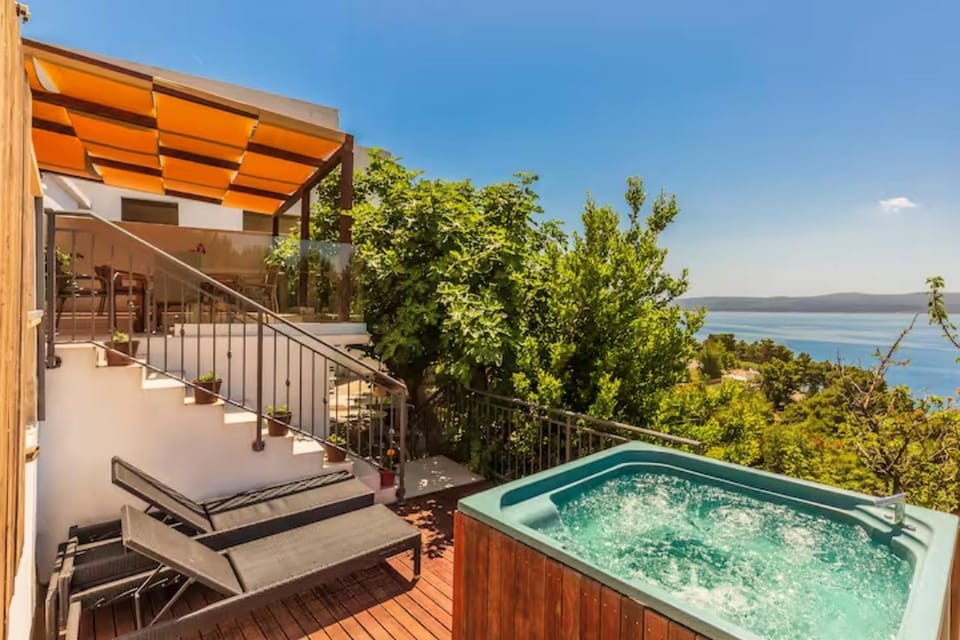 Patio, Day, Hot Tub