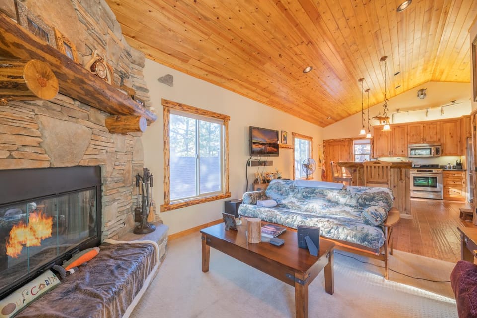 TV and multimedia, Kitchen or kitchenette, Living room, Seating area, Dining area, flat iron, minibar, pet friendly, stove