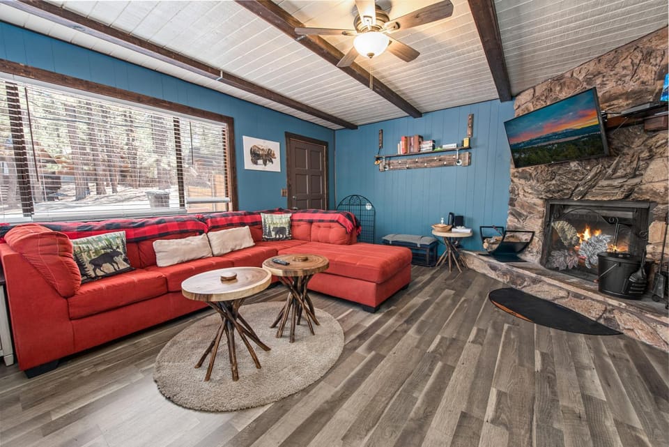 TV and multimedia, Living room, Seating area, fireplace, flat iron