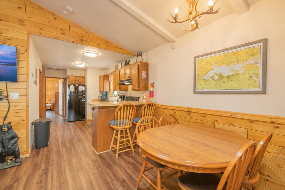 Kitchen or kitchenette, Living room, Seating area, Dining area