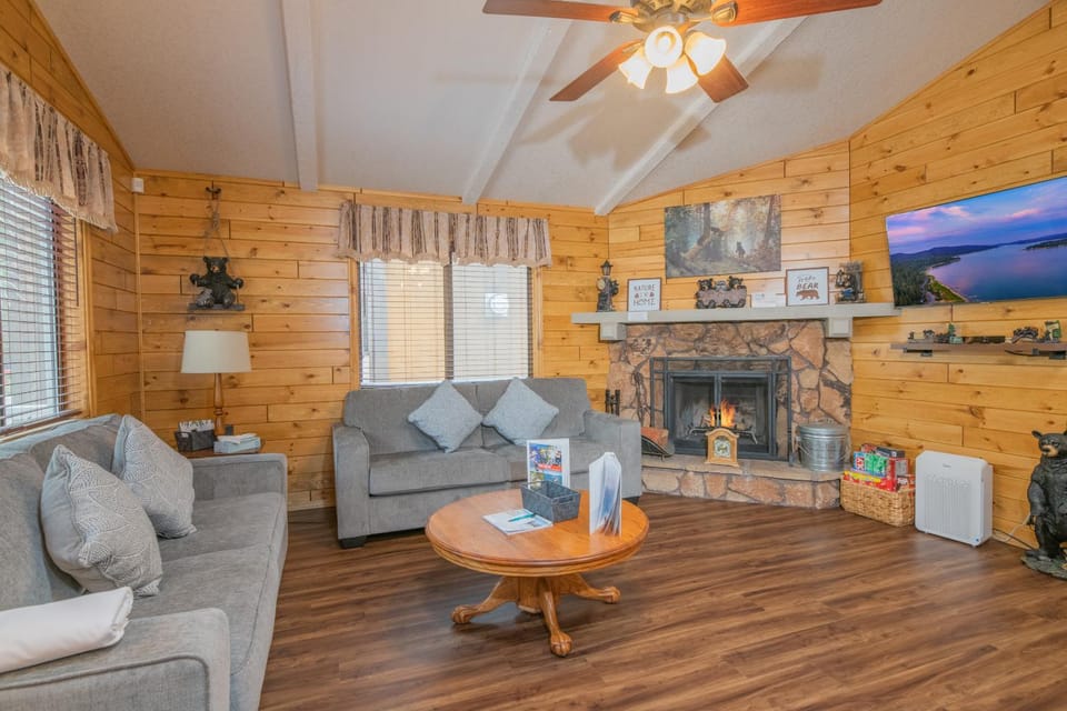 Communal lounge/ TV room, TV and multimedia, Living room, Seating area, Evening entertainment, fireplace, flat iron