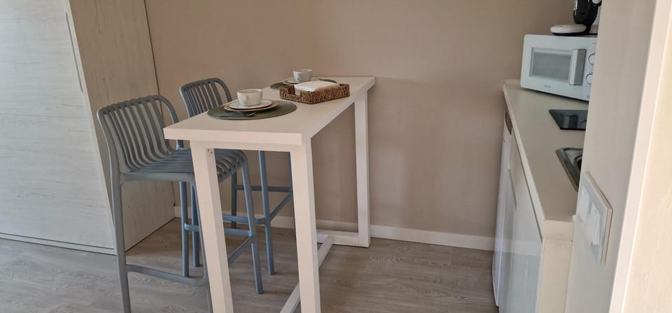 Kitchen or kitchenette, minibar