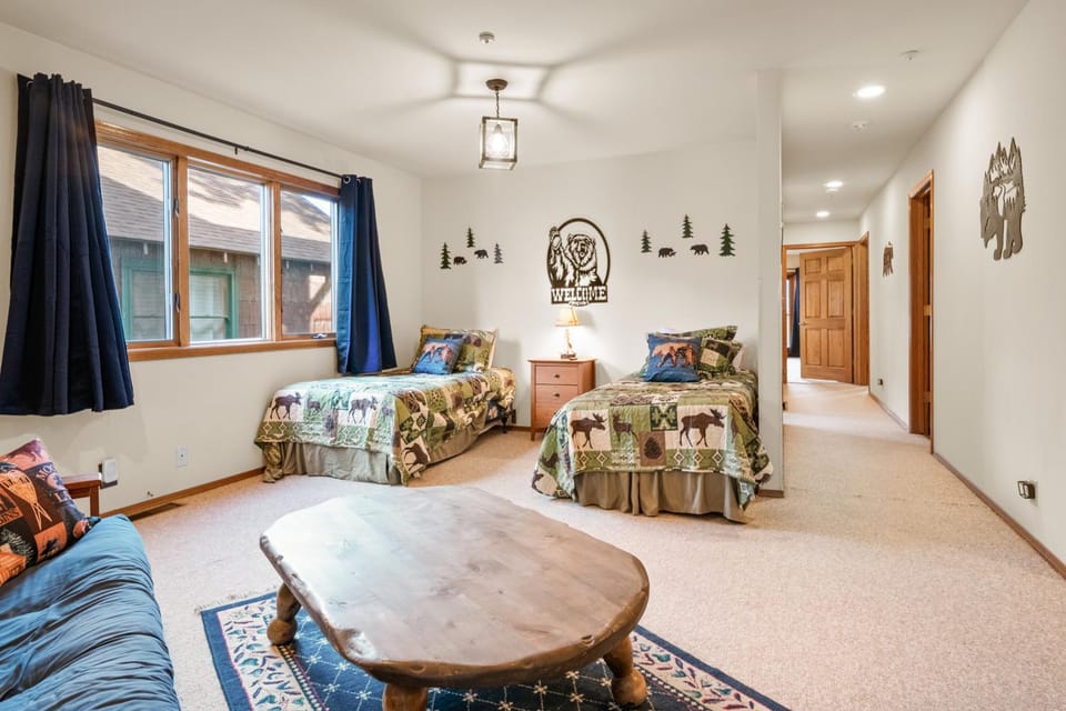 Bed, Seating area, Bedroom