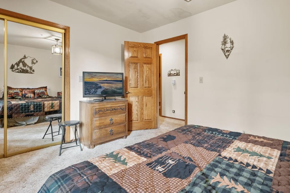 Bed, TV and multimedia, Bedroom
