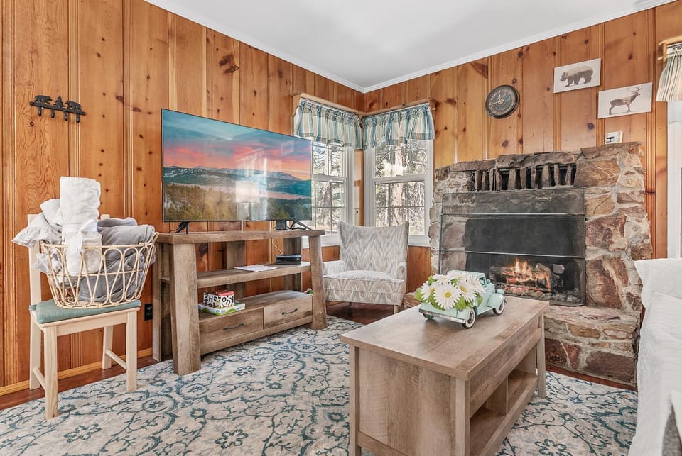 TV and multimedia, Living room, Seating area, flat iron