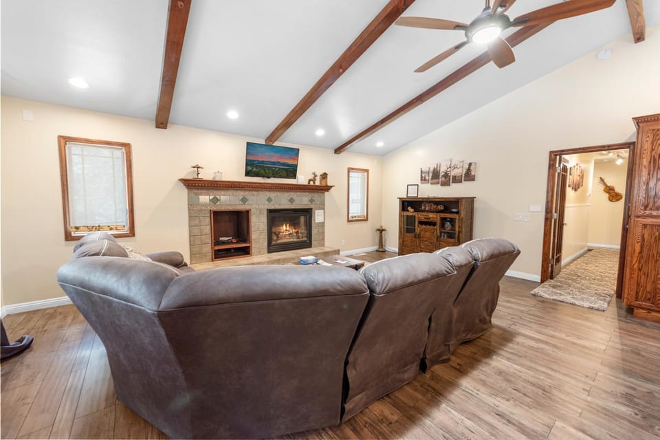 TV and multimedia, Living room, Seating area, fireplace