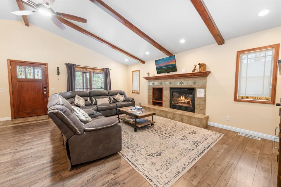 TV and multimedia, Living room, Seating area, fireplace, flat iron