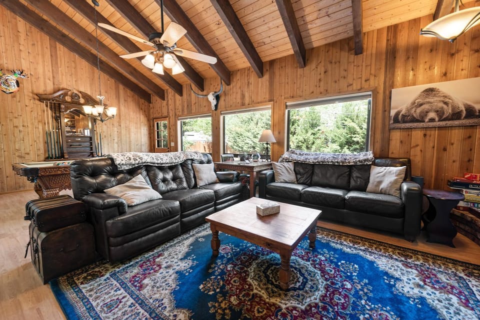 Living room, Seating area, fireplace