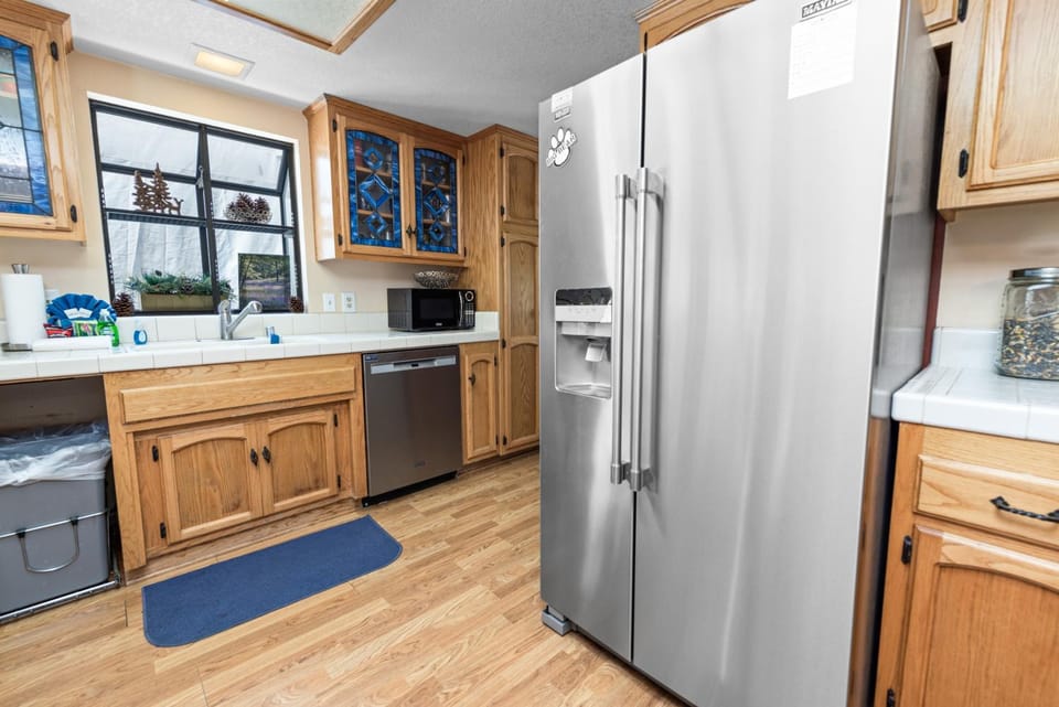 Kitchen or kitchenette, dishwasher, minibar