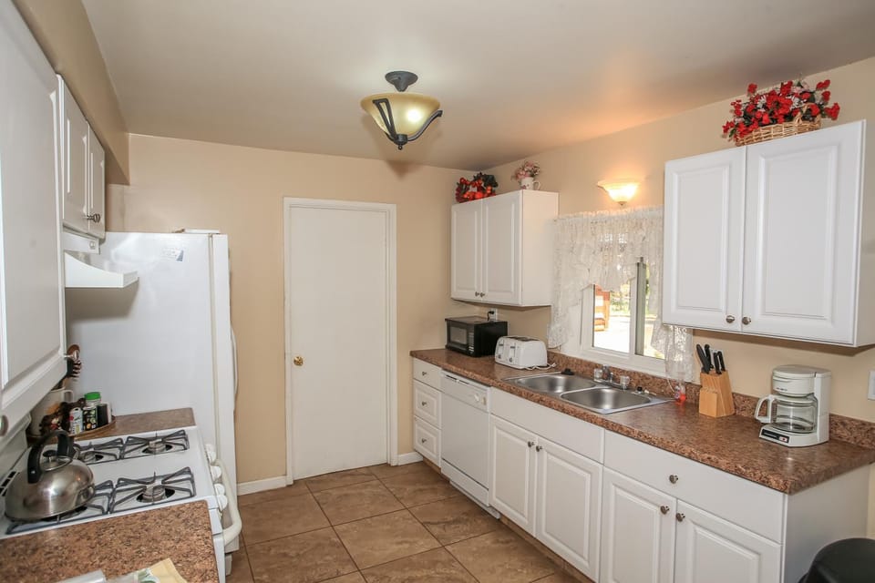 Coffee/tea facilities, Kitchen or kitchenette, dishwasher, minibar, pet friendly, stove, toaster