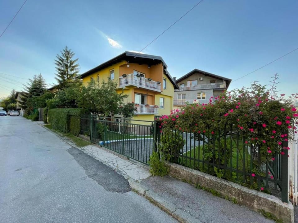 Property building, Facade/entrance, Garden, Garden view, Parking