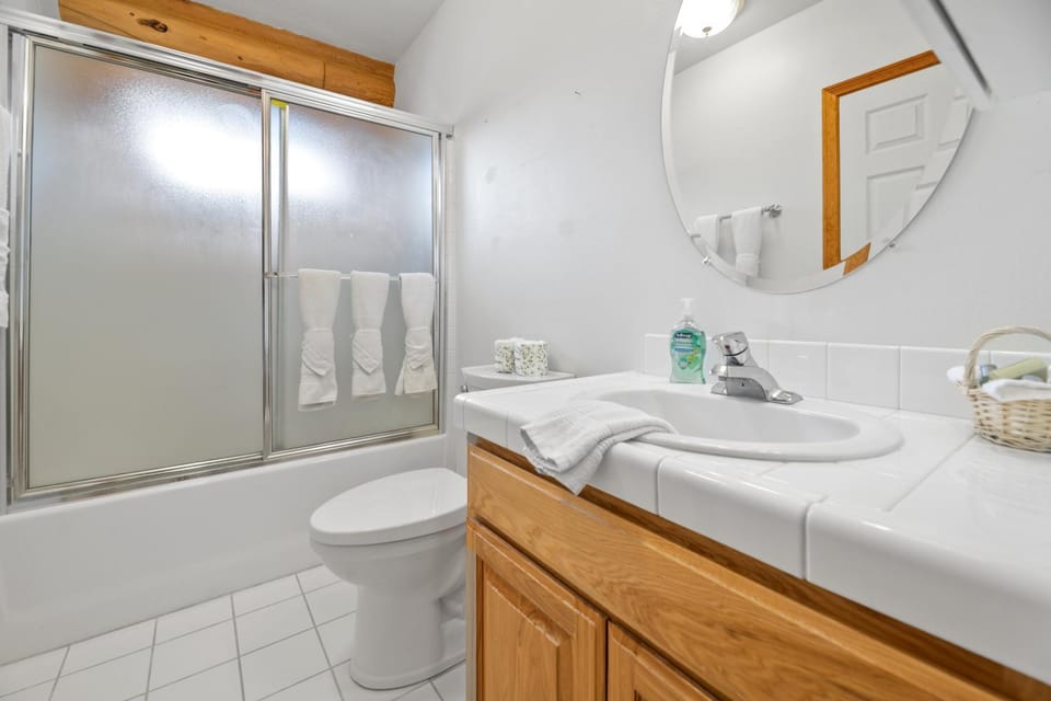Shower, Toilet, Bathroom, Bath, towels