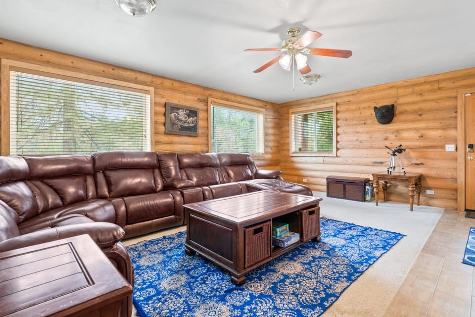 TV and multimedia, Living room, Seating area, fireplace
