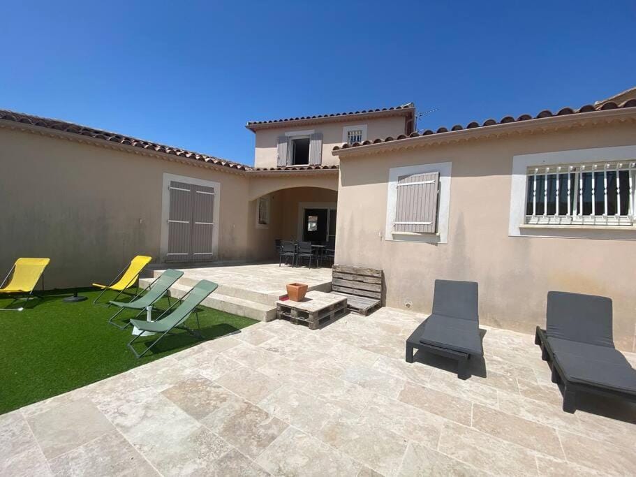 Birds Villa, piscine chauffée, clim, garage, wifi Villa in Arles