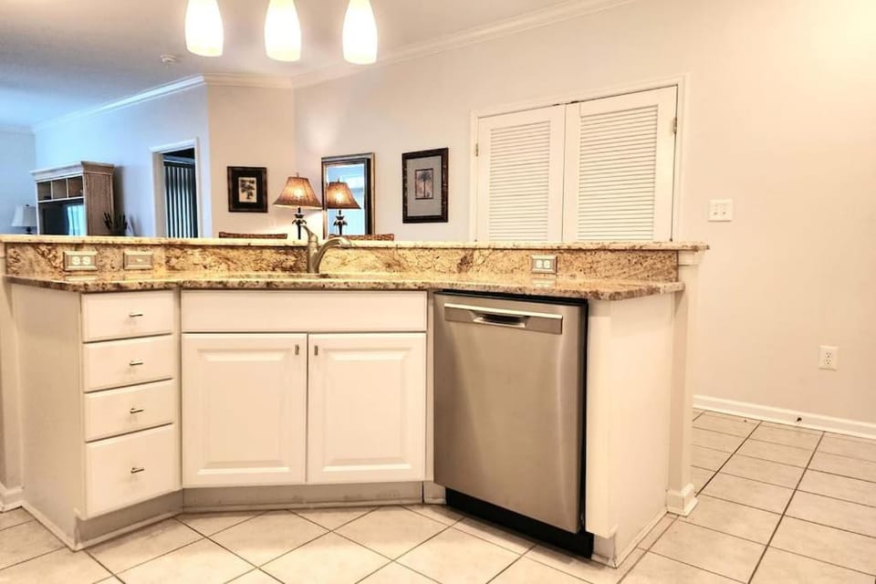 Kitchen or kitchenette, dishwasher