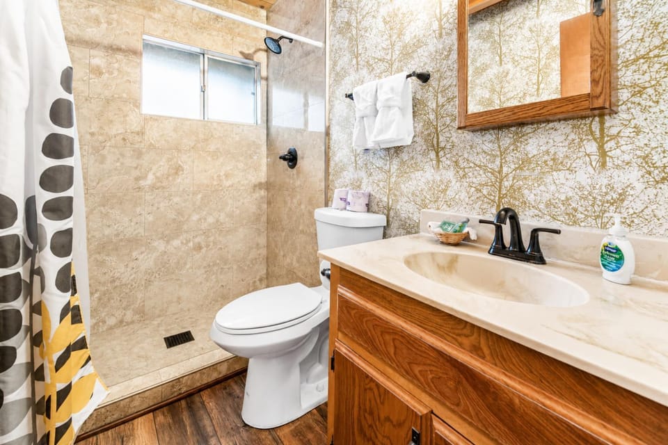 Shower, Toilet, Bathroom, towels