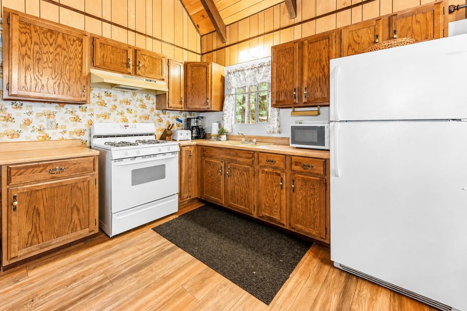 Kitchen or kitchenette, oven, stove