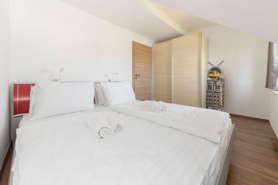 Bed, Bedroom, towels, wardrobe