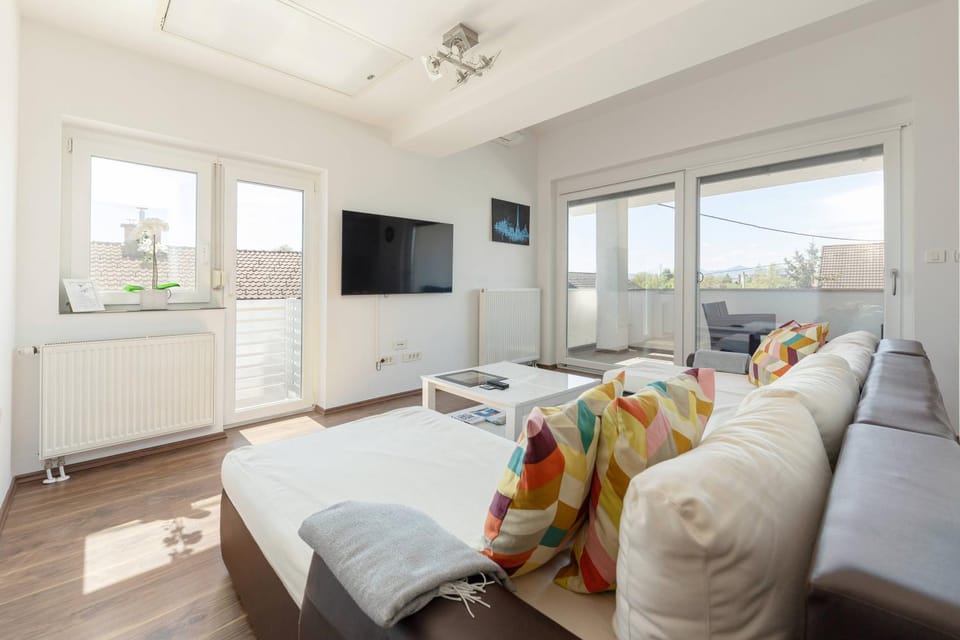 TV and multimedia, Living room, Seating area, Evening entertainment, internet