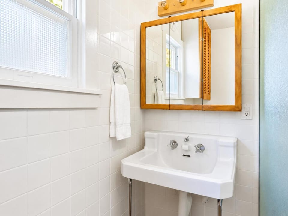 Bathroom, towels