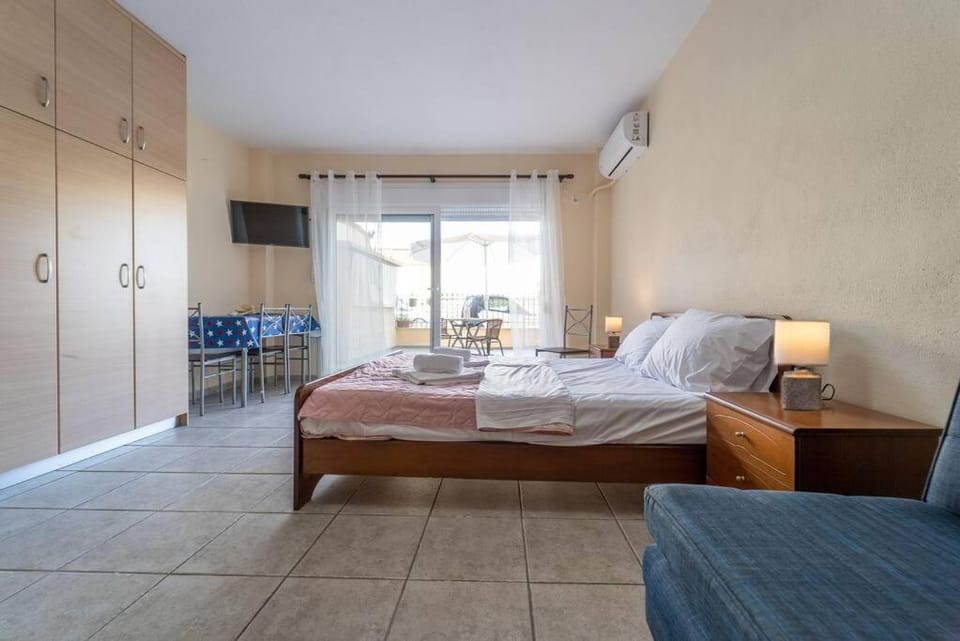 Cleri's Studio Apartment in Nea Peramos