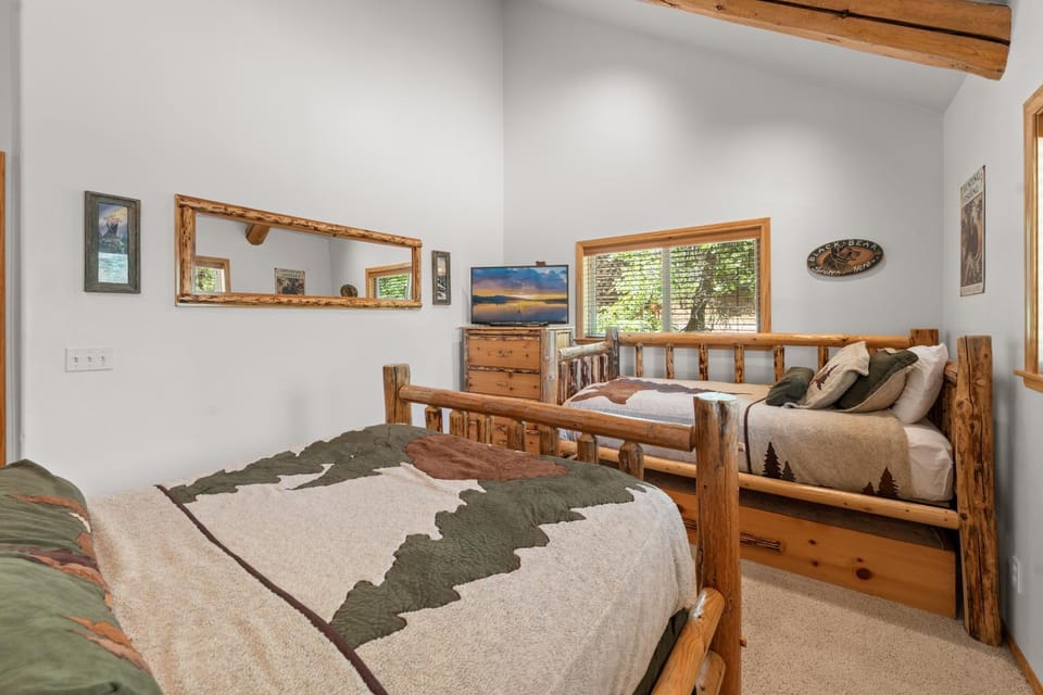 Bed, TV and multimedia, Bedroom