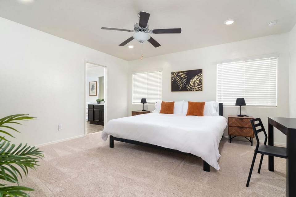 Bed, Photo of the whole room, Bedroom, fireplace