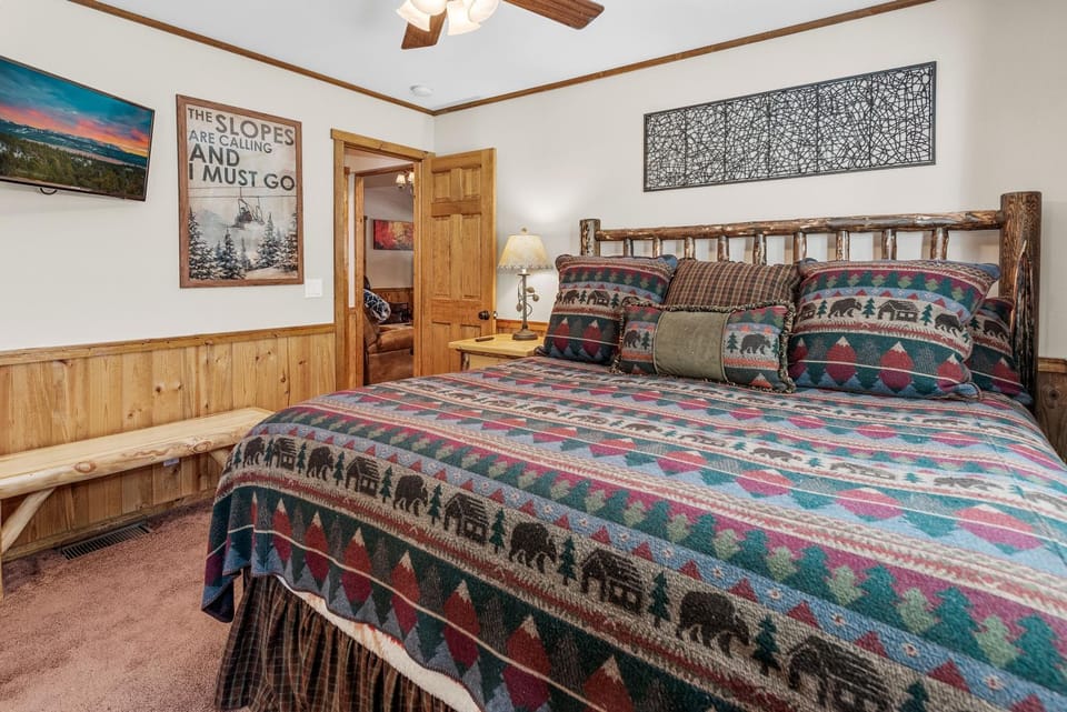 Bed, TV and multimedia, Bedroom