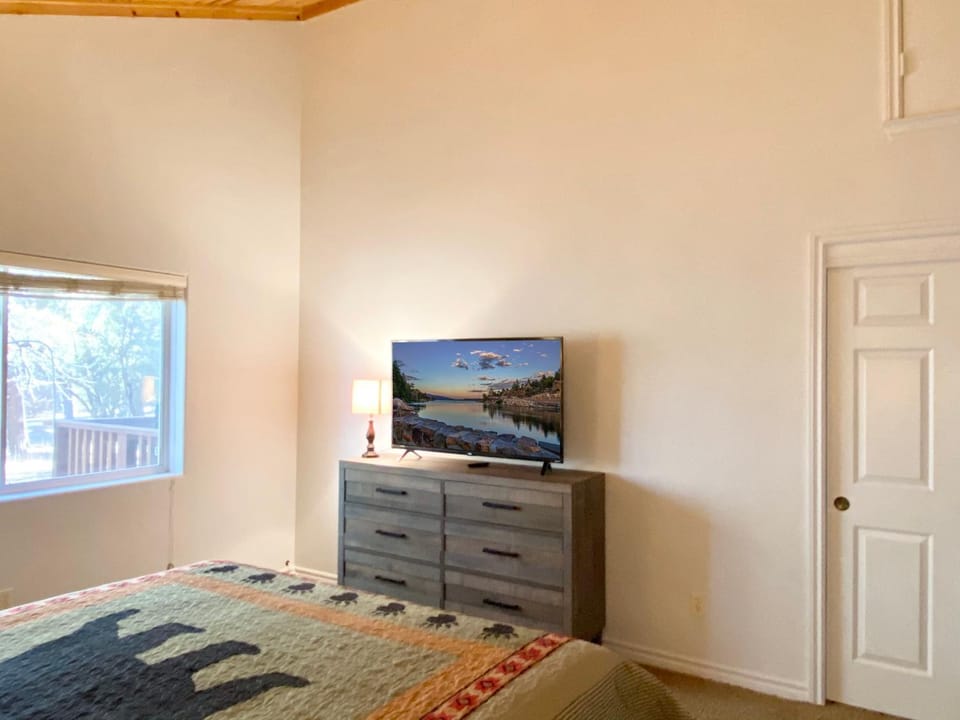 Bed, TV and multimedia, Bedroom