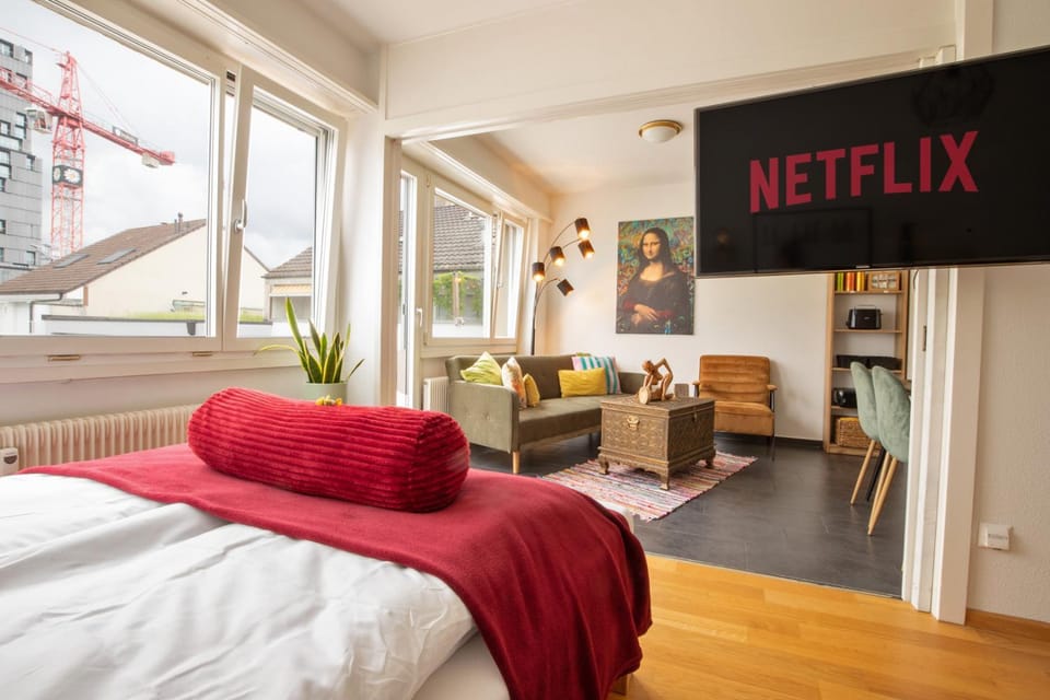 Bed, TV and multimedia, Living room, Photo of the whole room, Seating area, Bedroom