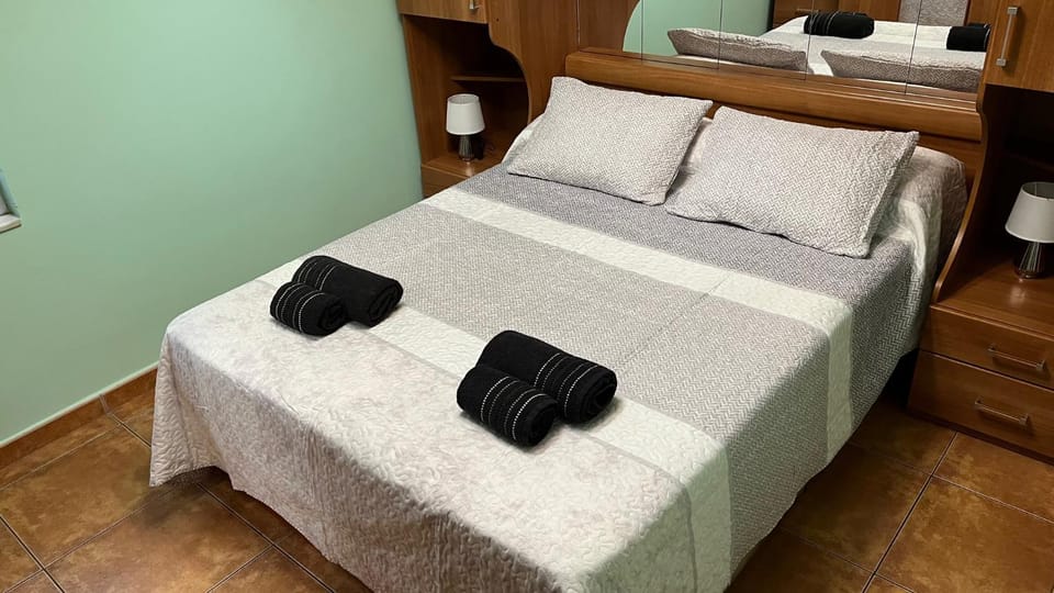 Bed, Bedroom, towels